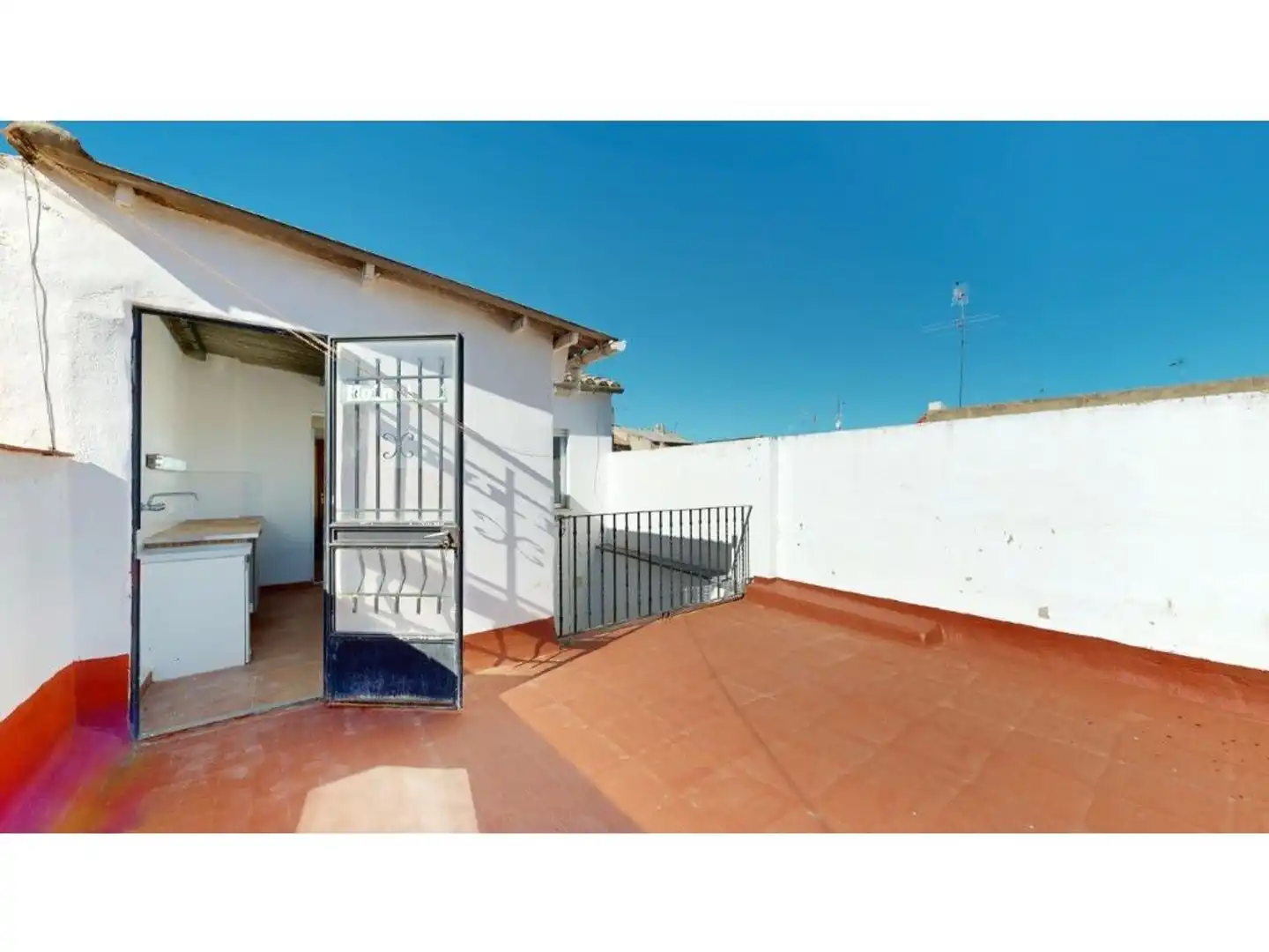 Vista exterior de Casa adosada en venta en Casinos con Jardín privado, Terraza y Trastero