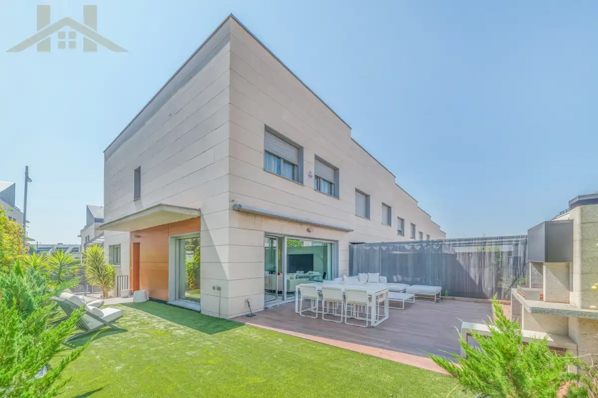 Vista exterior de Casa adosada de alquiler en Boadilla del Monte con Aire acondicionado, Jardín privado y Terraza