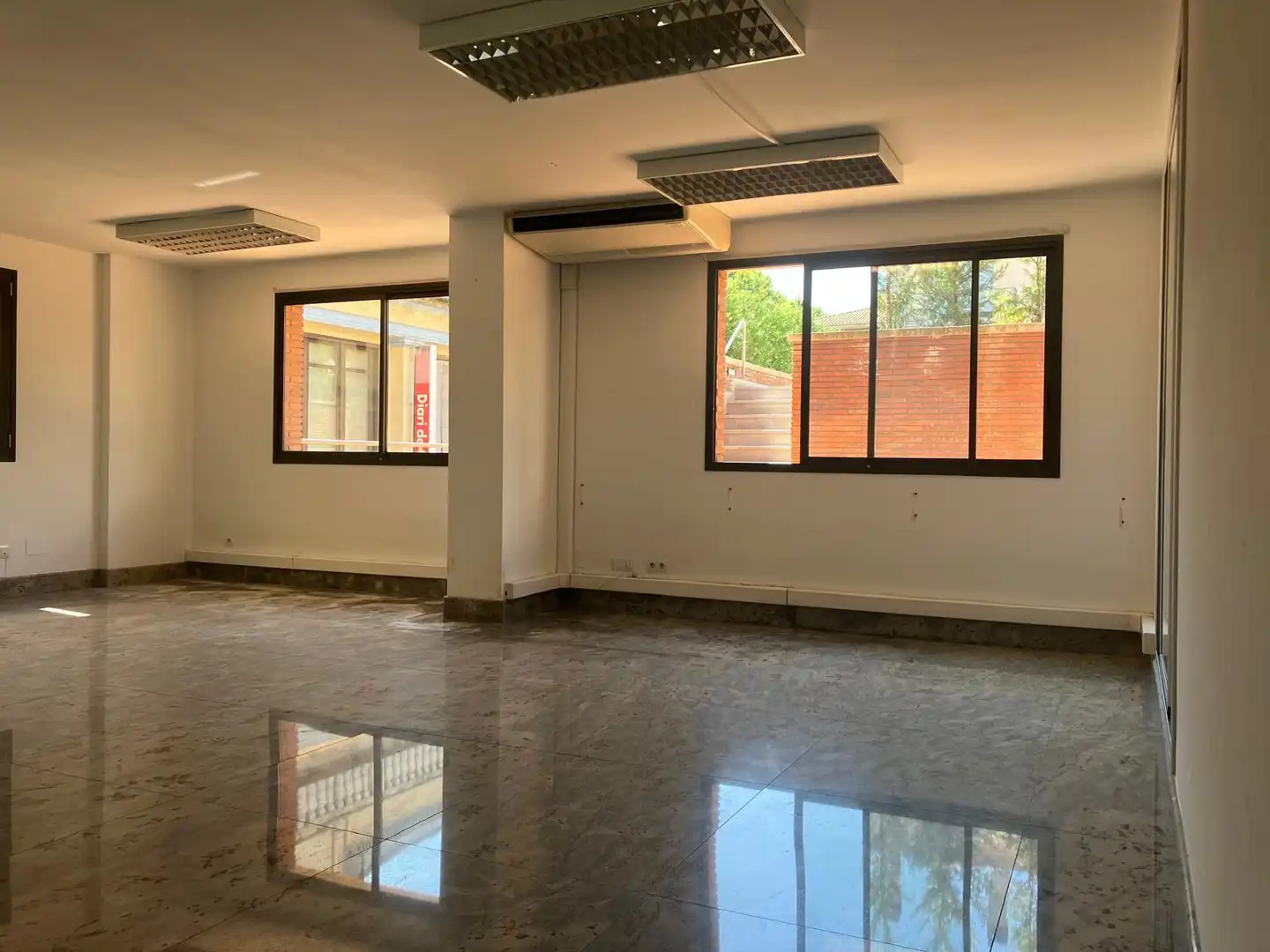 Büro zum Verkauf in Plaça Escultor Josep Clarà 7, imagen 2
