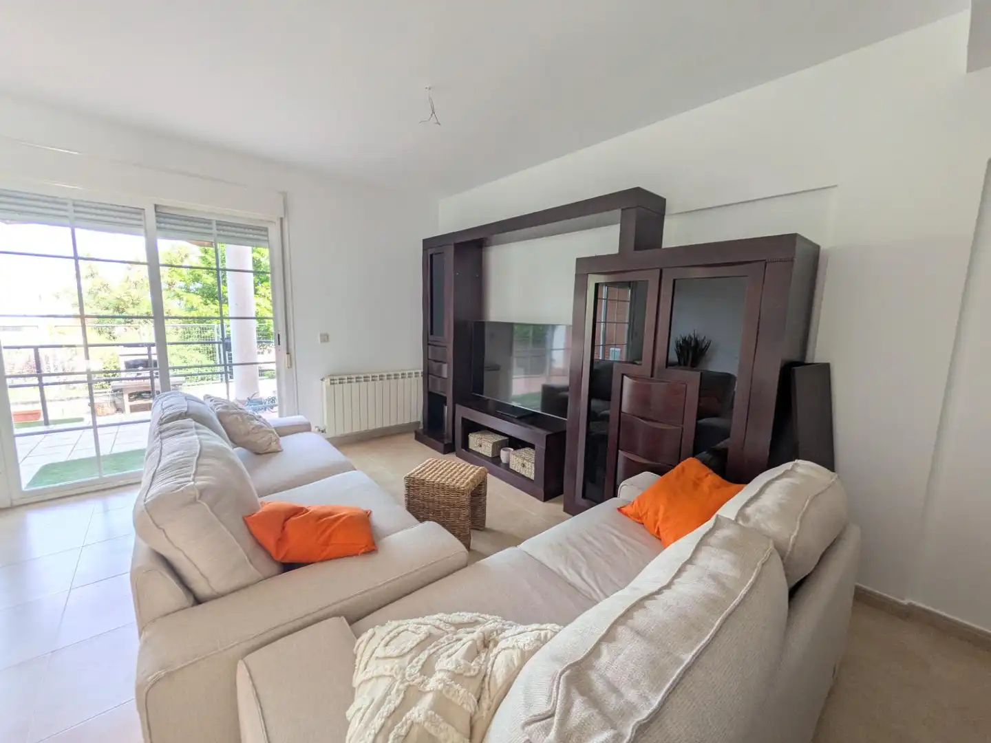 Sala d'estar de Casa adosada en venda en Villalbilla amb Calefacció, Jardí privat i Terrassa