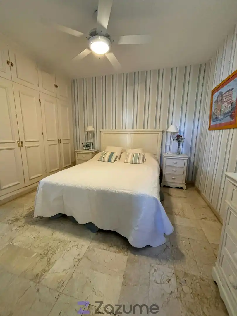 Habitación de Piso de alquiler en Estepona con Aire acondicionado, Jardín privado y Piscina