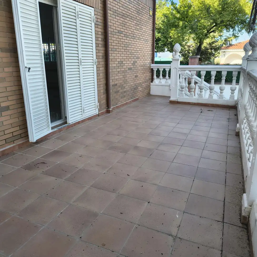 Terrassa de Casa o xalet en venda en Linares amb Piscina