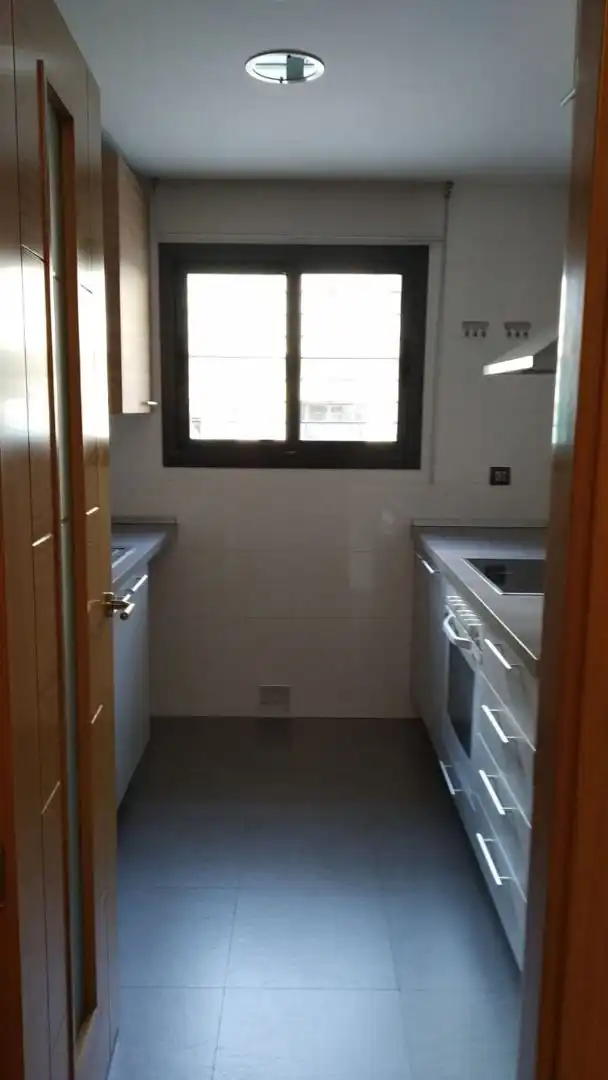 Küche von Wohnungen zur Miete in Málaga mit Waschmaschine, Mikrowelle und Gemeinschaftspool