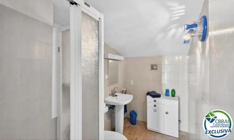 Badezimmer von Wohnungen zum Verkauf in Empuriabrava mit Klimaanlage, Heizung und Schwimmbad