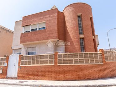 Casa aparellada en venda a Av. el Bronce