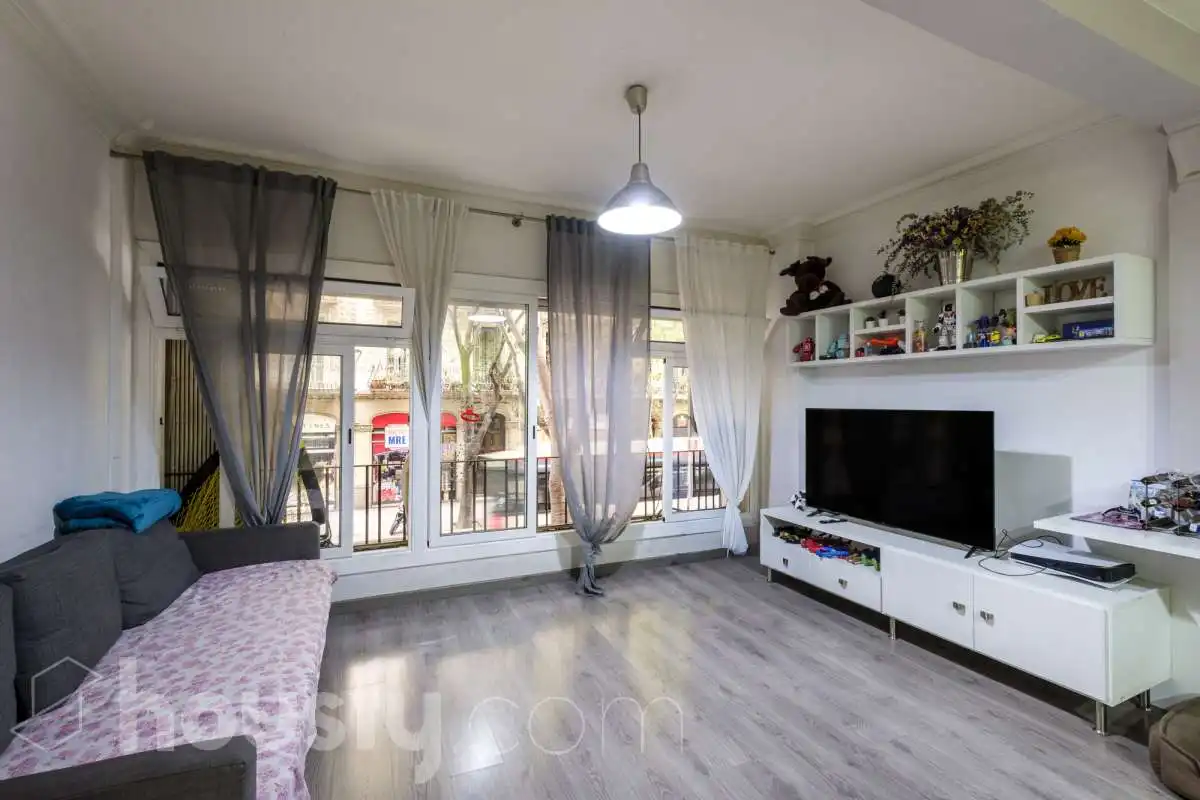 Sala d'estar de Pis en venda en Barcelona amb Calefacció, Parquet i Moblat
