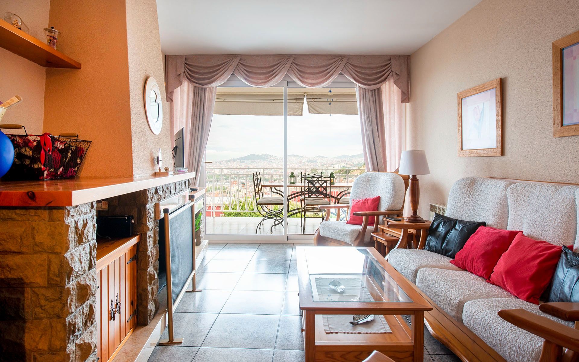 Sala d'estar de Casa o xalet en venda en Santa Coloma de Gramenet amb Aire condicionat, Calefacció i Jardí privat