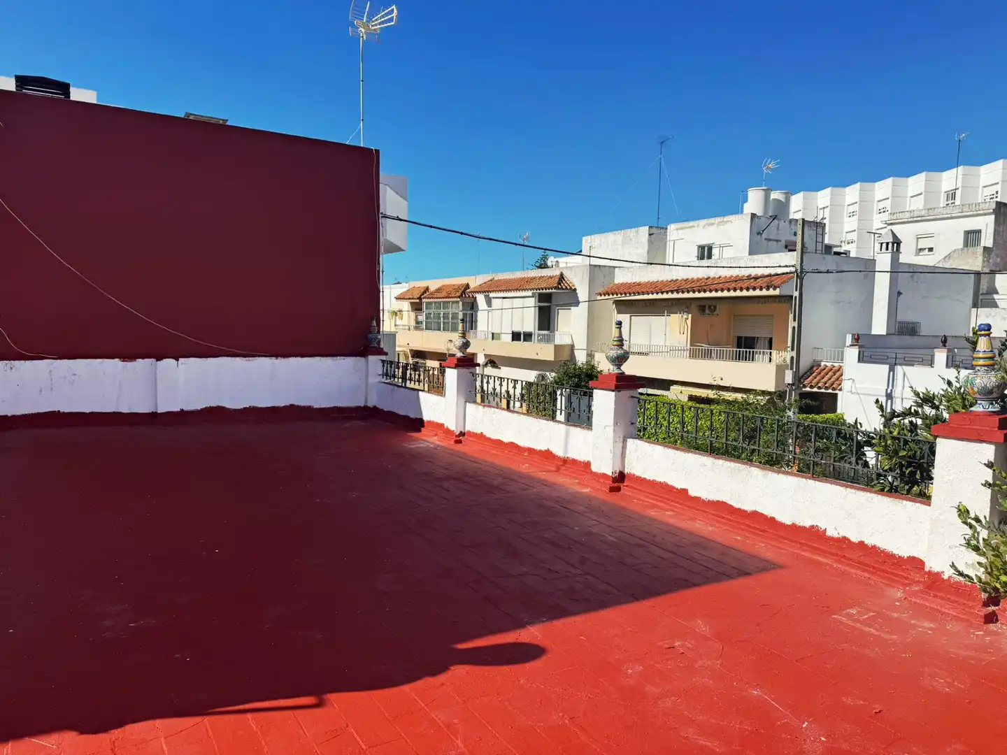 Vista exterior de Casa adosada en venda en El Puerto de Santa María amb Jardí privat i Terrassa