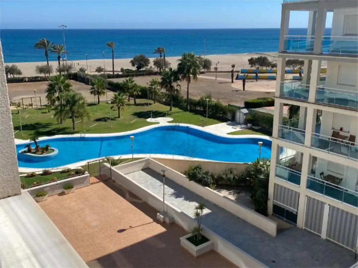 Schwimmbecken von Wohnung zur Miete in Roquetas de Mar mit Klimaanlage und Schwimmbad