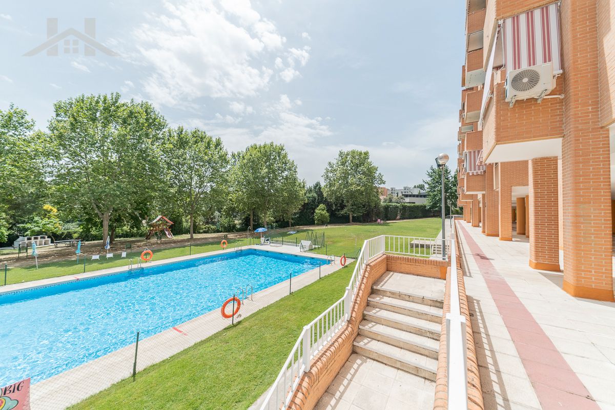 Swimming pool of Attic for sale in Móstoles  with Heating, Parquet flooring and Terrace