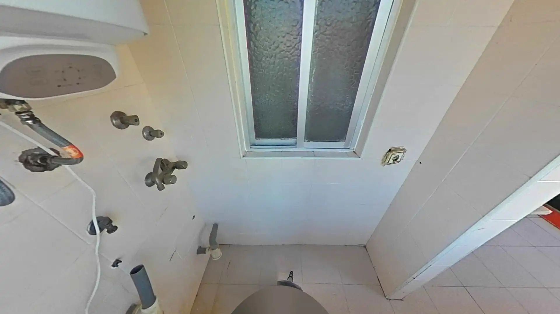 Badezimmer von Wohnung zum Verkauf in Almería mit Klimaanlage und Ofen