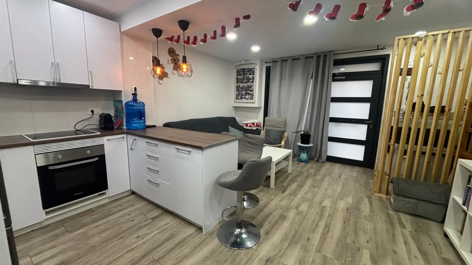 Cuina de Planta baixa en venda en Cornellà de Llobregat amb Aire condicionat, Parquet i Moblat