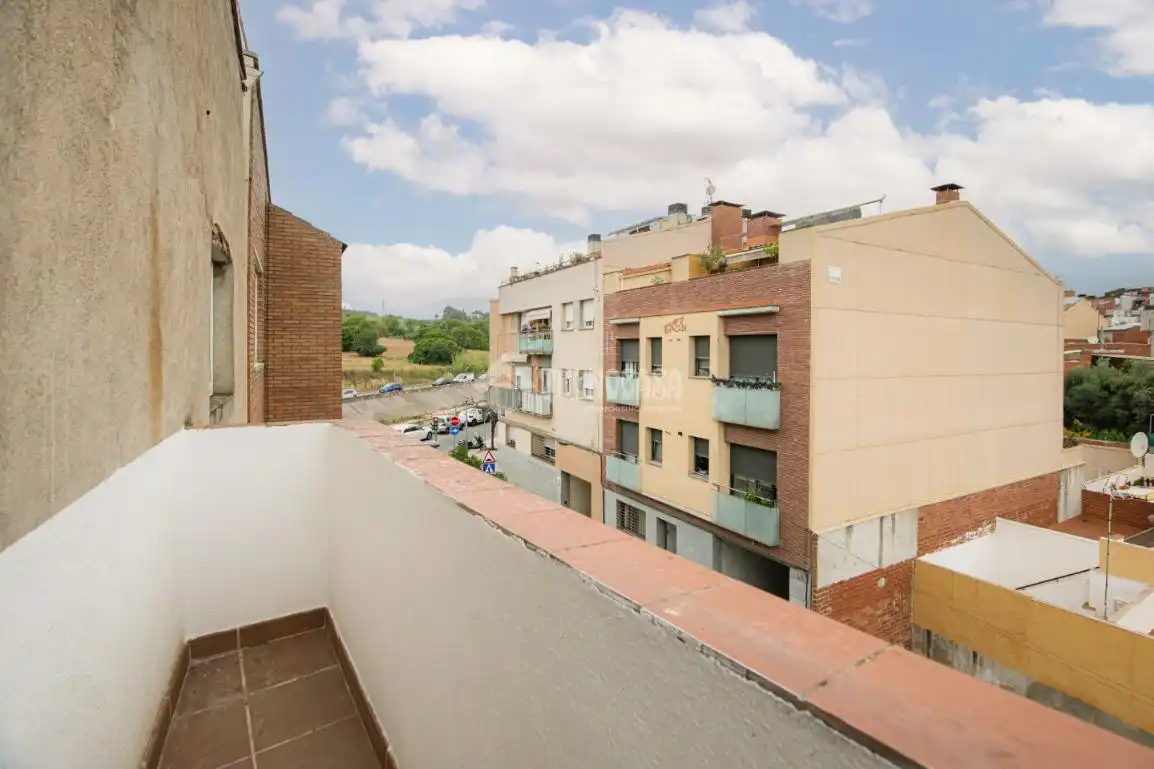 Vista exterior de Pis en venda en Terrassa amb Terrassa i Balcó