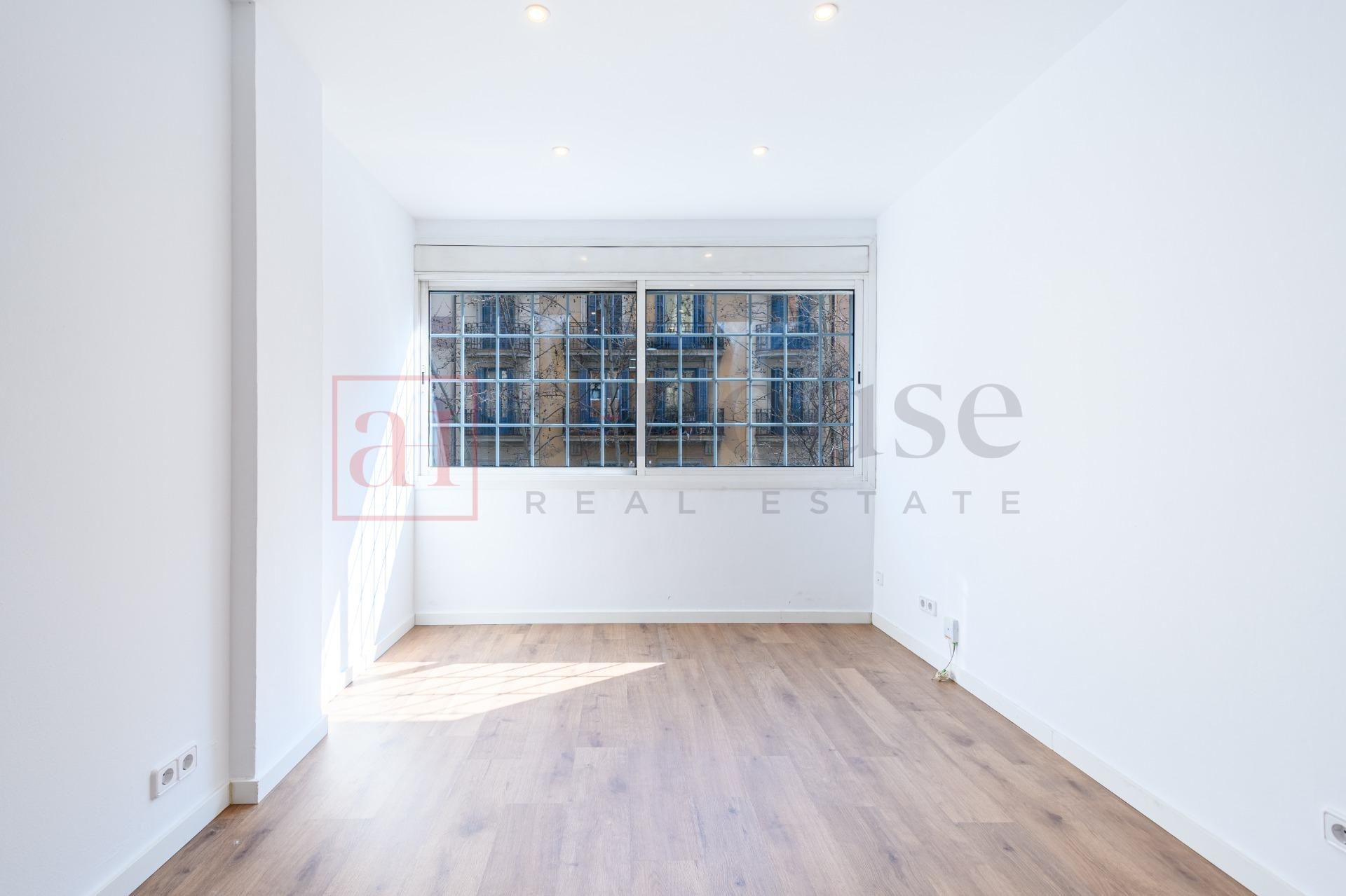 Bedroom of Flat for sale in  Barcelona Capital  with Air Conditioner, Private garden and Parquet flooring