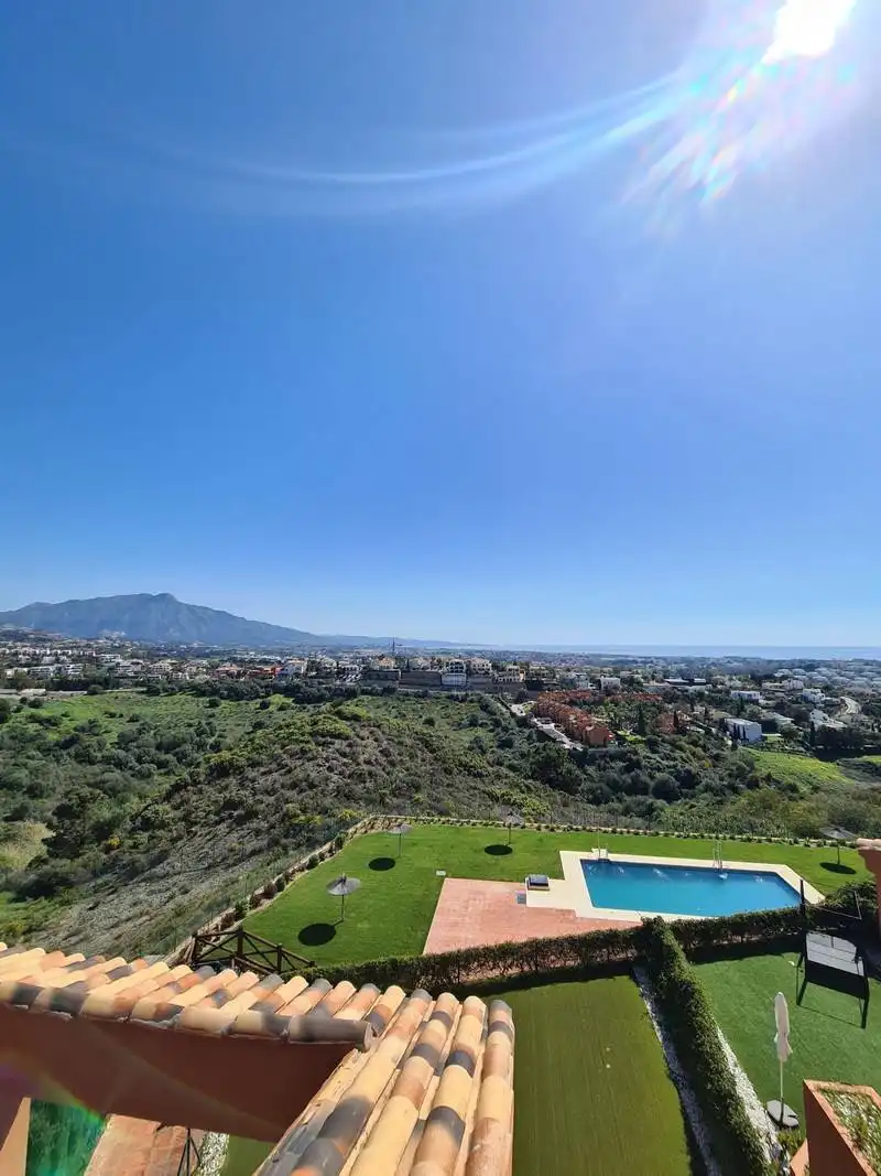 Vista exterior de Casa adosada de alquiler en Benahavís con Aire acondicionado, Calefacción y Jardín privado