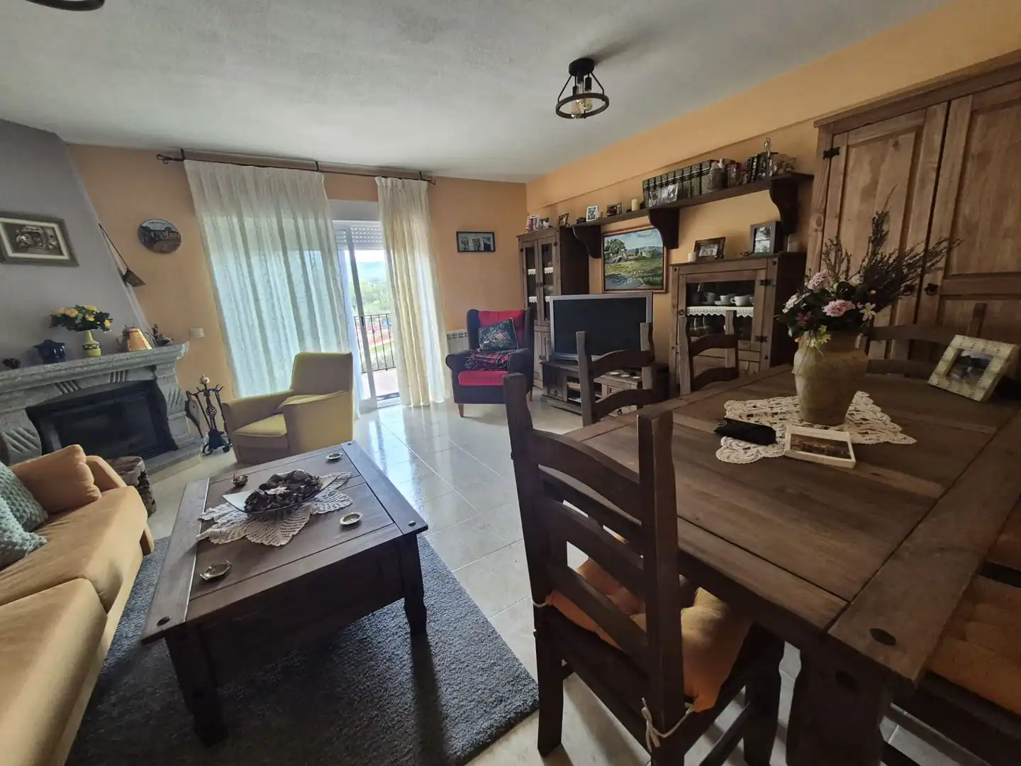 Sala de estar de Dúplex en venta en Navaluenga con Calefacción, Terraza y Amueblado