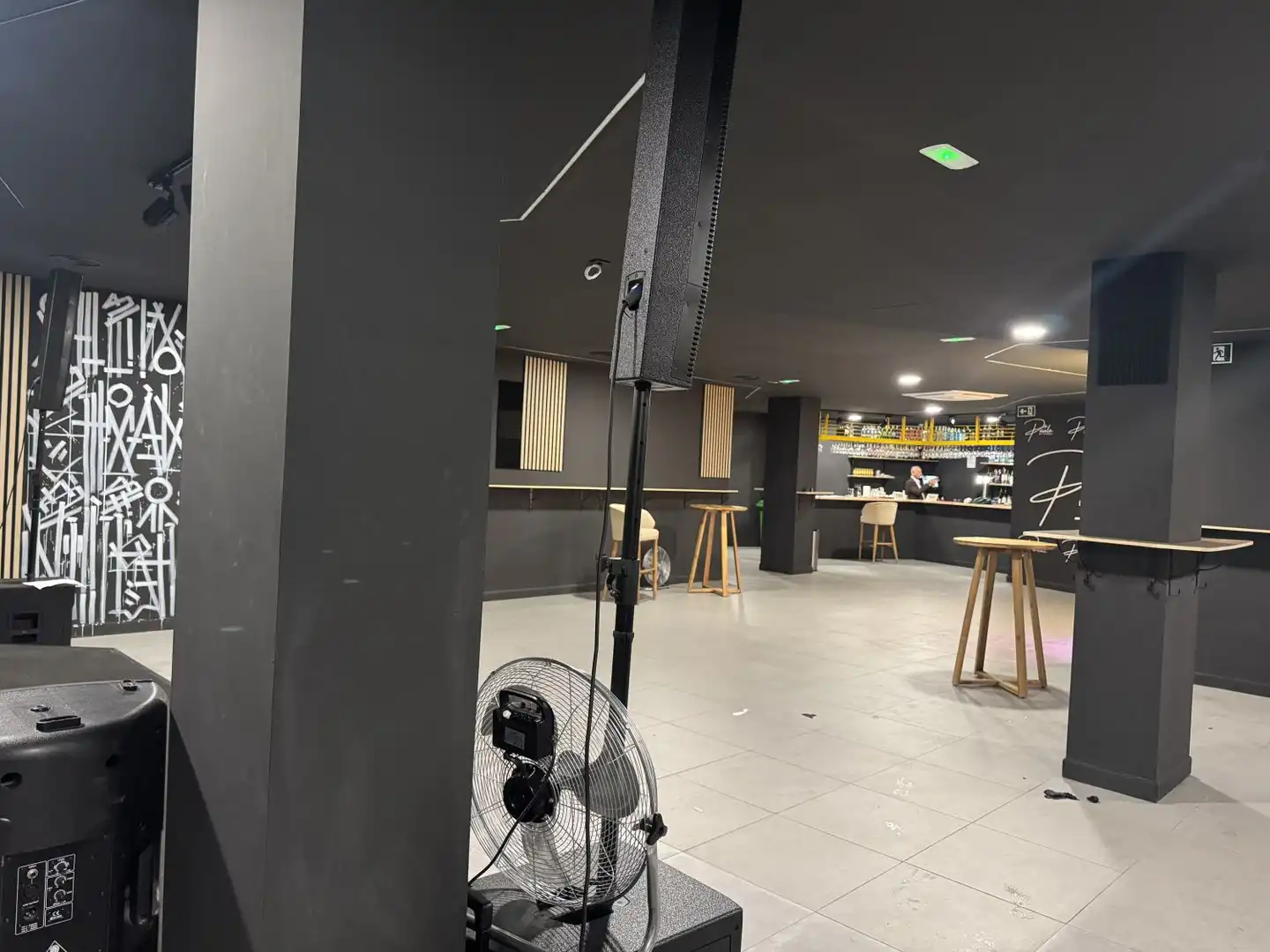 Local comercial en traspaso en Avenida Ricardo Soriano 10, imagen 2