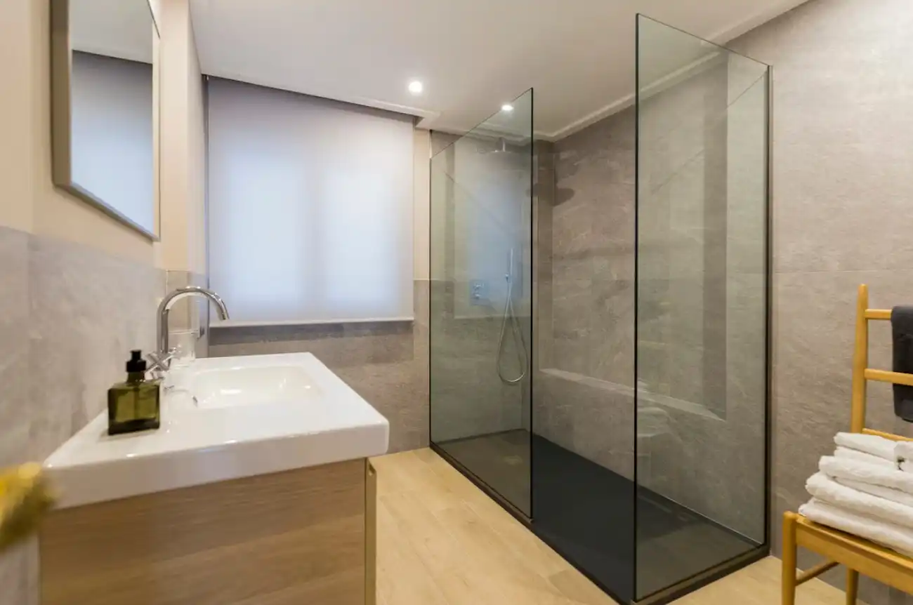 Bany de Apartament de lloguer en Alicante / Alacant amb Aire condicionat, Calefacció i Parquet