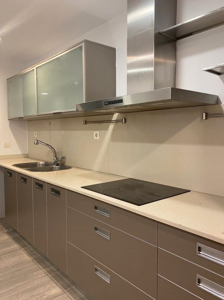 Cuina de Planta baixa en venda en Sant Cugat del Vallès amb Aire condicionat, Calefacció i Jardí privat