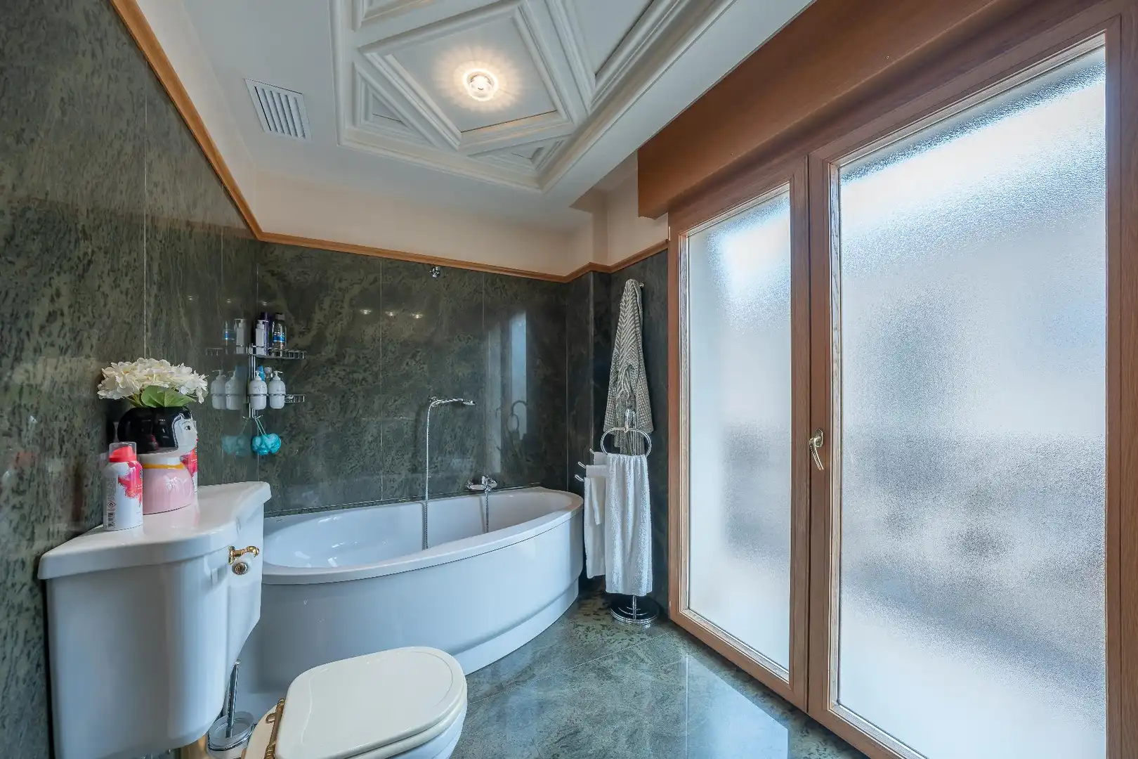 Badezimmer von Einfamilien-Reihenhaus zum Verkauf in Novelda mit Heizung, Terrasse und Balkon