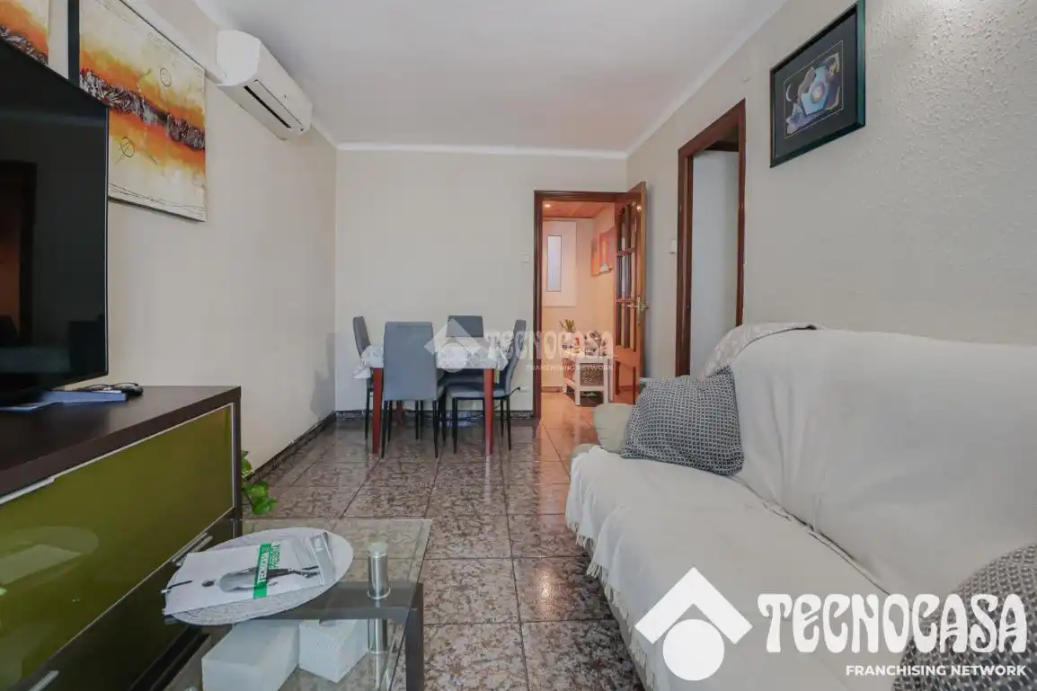 Living room of Flat for sale in Santa Coloma de Gramenet  with Air Conditioner, Heating and Balcony