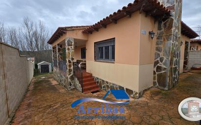 Vista exterior de Casa o xalet en venda en El Casar de Escalona amb Calefacció, Jardí privat i Terrassa