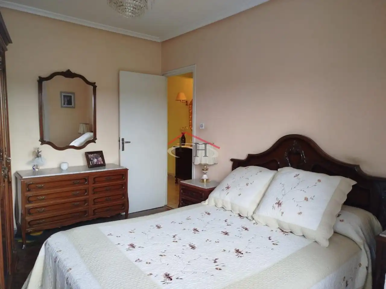 Dormitori de Casa o xalet en venda en León Capital  amb Calefacció, Terrassa i Balcó