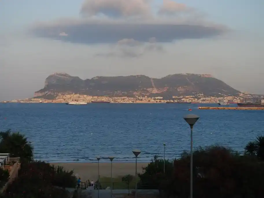 Vista exterior de Apartament de lloguer en Algeciras amb Piscina