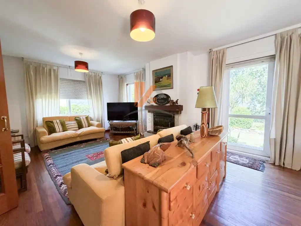 Sala de estar de Casa adosada en venta en Brión con Jardín privado, Trastero y Horno