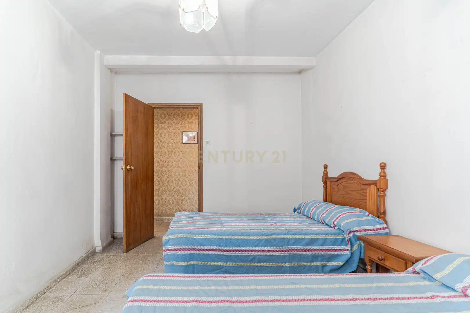Dormitori de Apartament en venda en Granada amb Balcó
