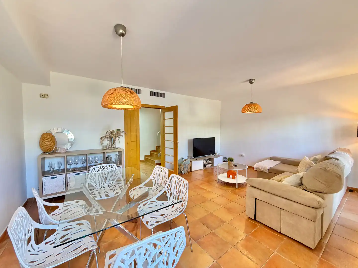 Wohnzimmer von Einfamilien-Reihenhaus zum Verkauf in Rincón de la Victoria mit Ofen, Balkon und Gemeinschaftspool