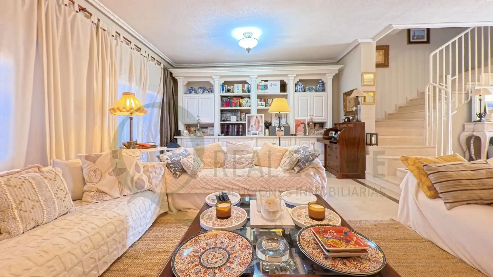 Sala d'estar de Casa adosada en venda en Alicante / Alacant amb Calefacció, Jardí privat i Terrassa