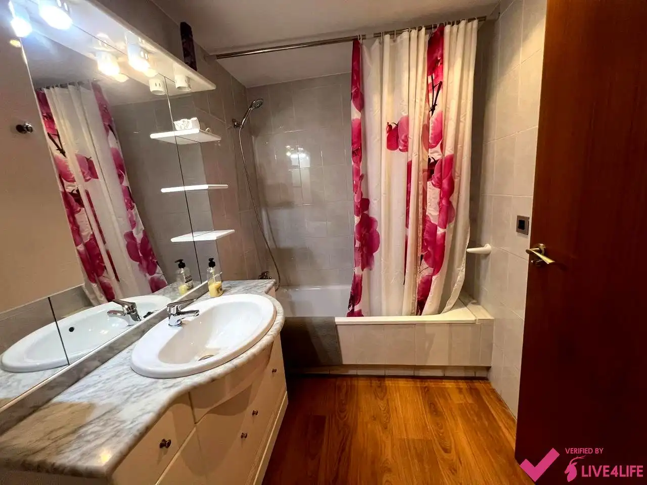 Bathroom of Flat for rent in Valencia  with Air Conditioner, Parquet flooring and Furnished