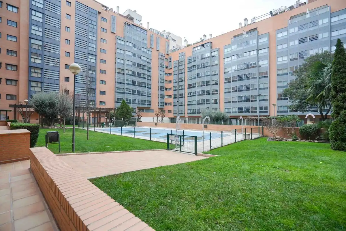 Piscina de Àtic en venda en Madrid amb Aire condicionat, Calefacció i Jardí privat