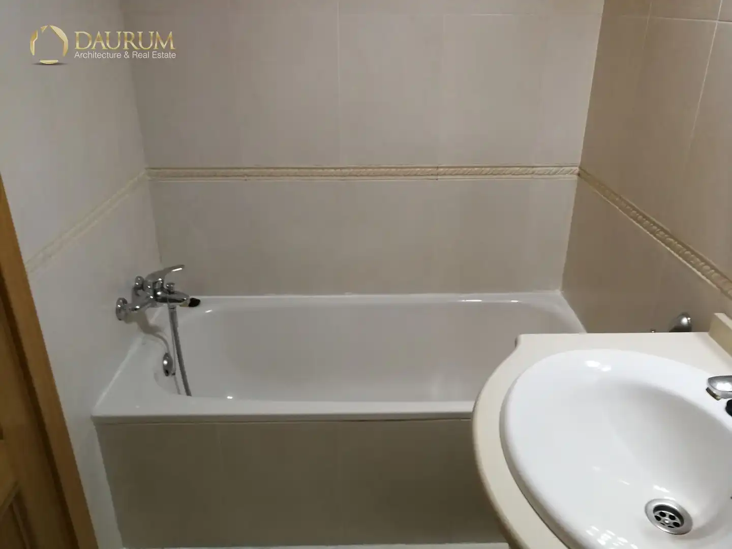 Bathroom of Flat for sale in Madrid  with Air Conditioner, Heating and Terrace