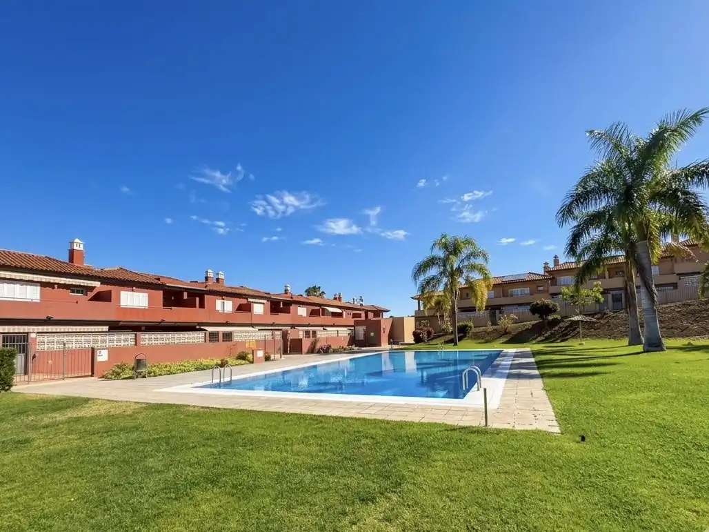 Schwimmbecken von Einfamilien-Reihenhaus zum Verkauf in Puerto de la Cruz mit Klimaanlage, Heizung und Privatgarten