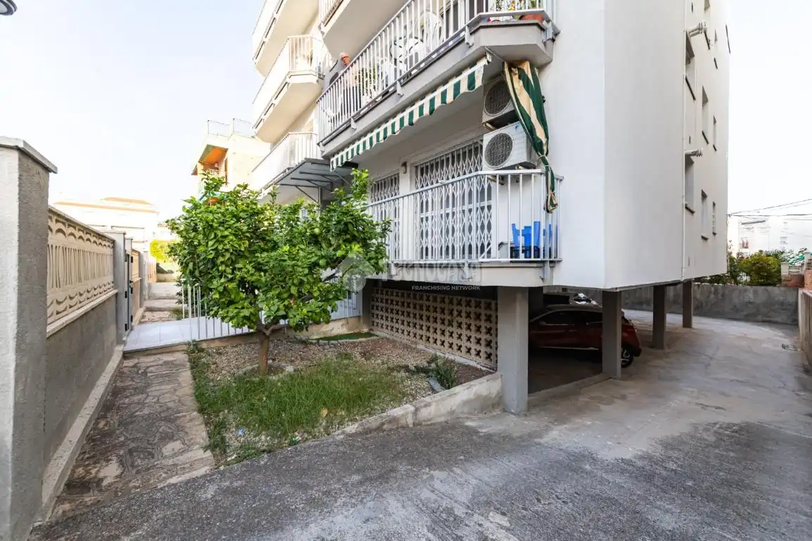 Vista exterior de Piso en venta en Cunit con Aire acondicionado, Parquet y Terraza