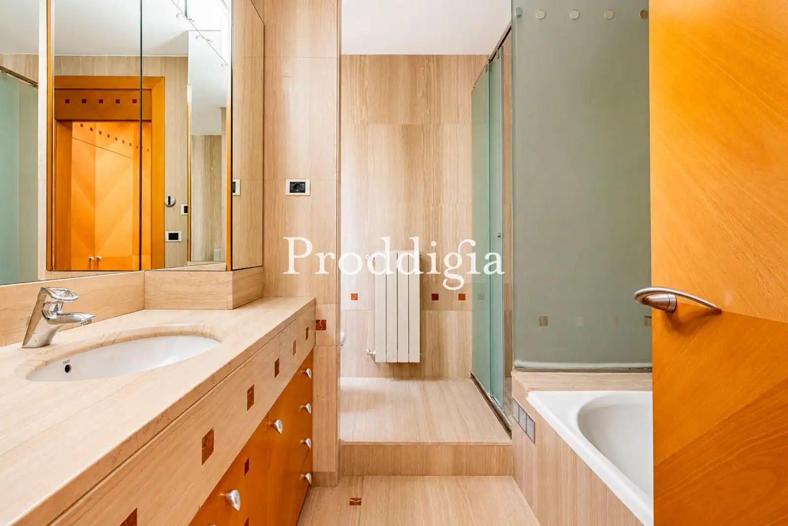 Badezimmer von Wohnung zum Verkauf in Barcelona mit Klimaanlage, Heizung und Privatgarten