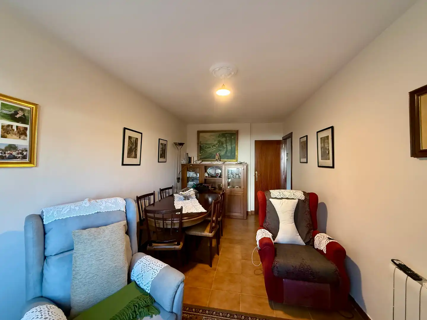 Sala d'estar de Casa adosada en venda en O Grove   amb Jardí privat, Traster i Moblat