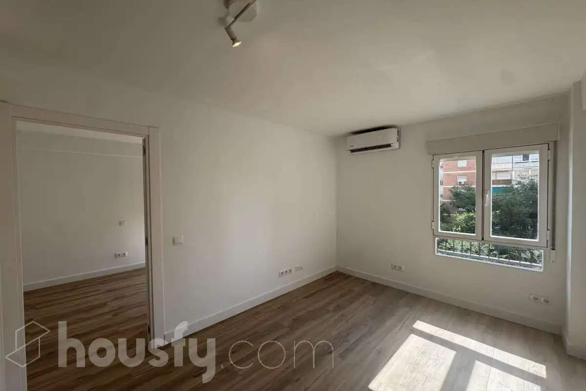 Schlafzimmer von Wohnung zur Miete in Madrid mit Klimaanlage, Parkett und Abstellraum