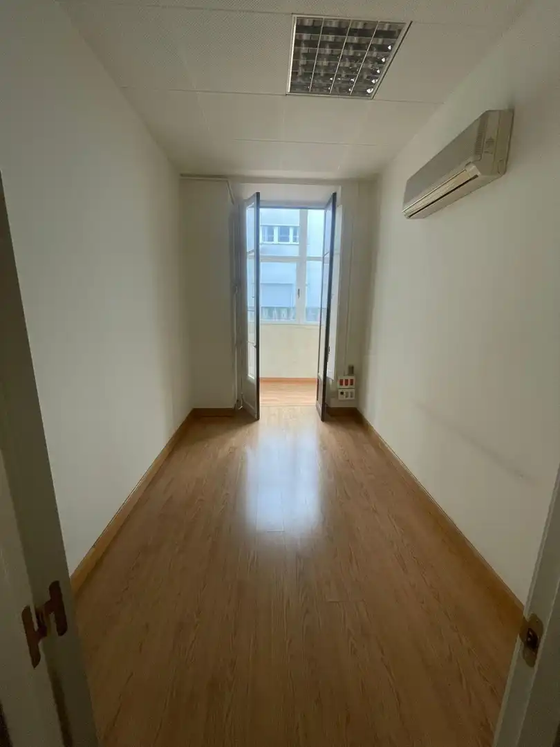 Office space with lift to rent in Calle Calle Miguel Iscar, imagen 13