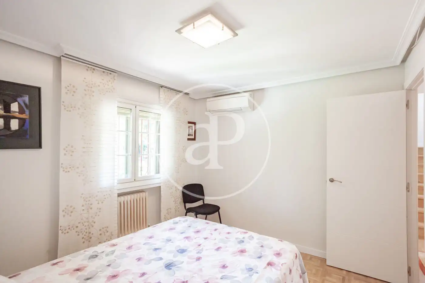 Dormitori de Casa adosada en venda en Madrid amb Aire condicionat, Calefacció i Jardí privat