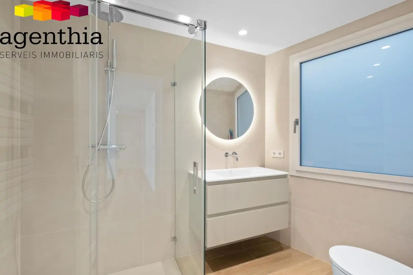 Bathroom of Flat for sale in Girona  with Air Conditioner, Heating and Terrace