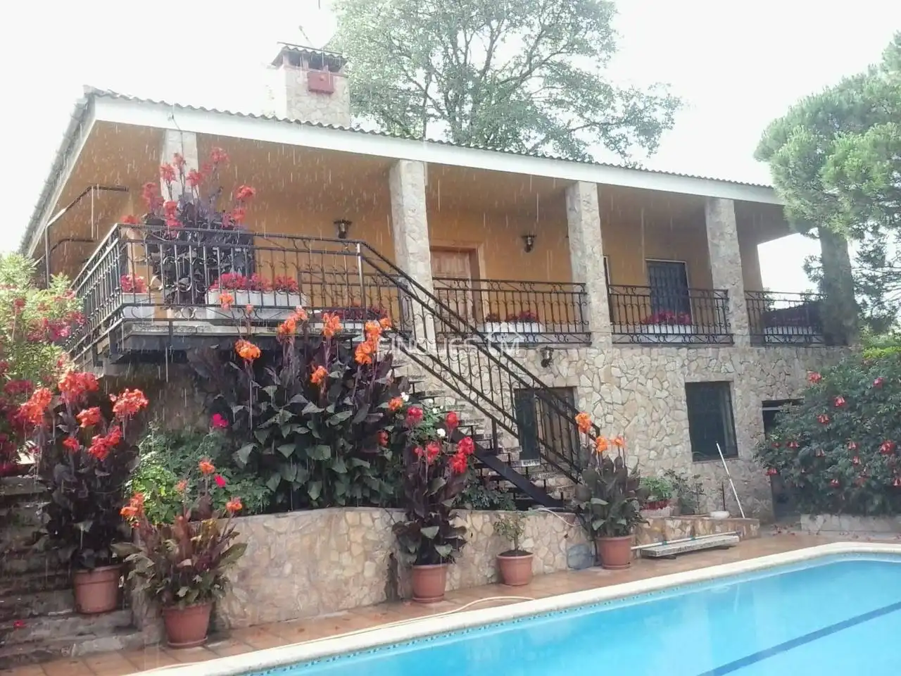 House with pool for sale in Calle sotillo 1