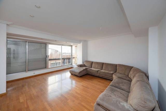 Piso en Venta en Av de Ramón y Cajal en Ensanche - Diputación