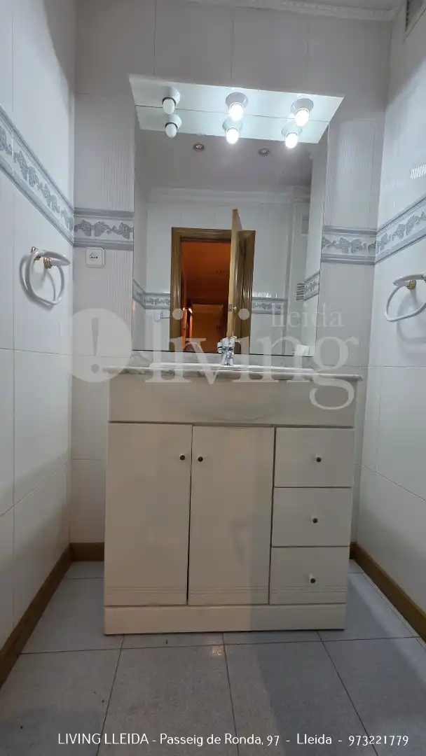 Bathroom of Flat for rent in Lleida  with Air Conditioner, Heating and Parquet flooring