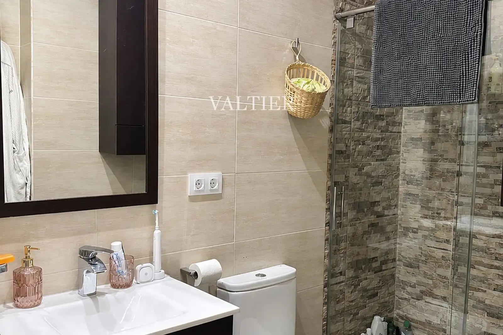 Bathroom of Flat for rent in Madrid  with Air Conditioner