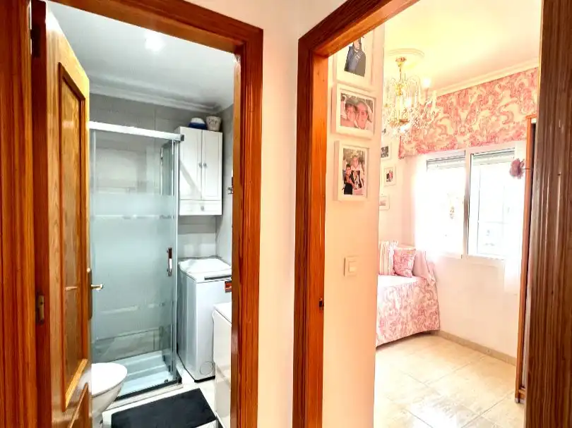 Badezimmer von Wohnungen zum Verkauf in Torrevieja mit Klimaanlage, Terrasse und Balkon