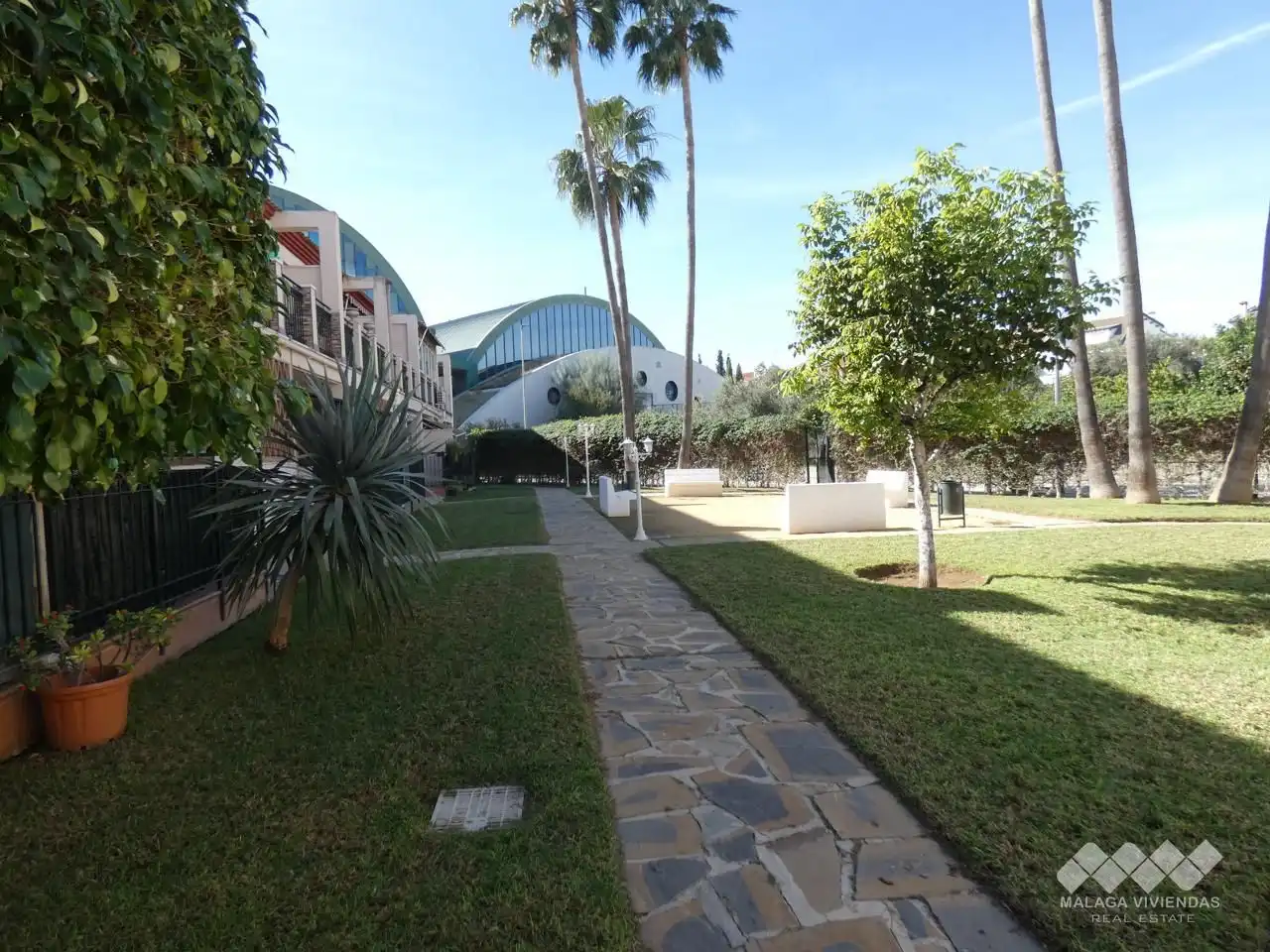 Außenansicht von Einfamilien-Reihenhaus zum Verkauf in Alhaurín de la Torre mit Klimaanlage, Terrasse und Abstellraum