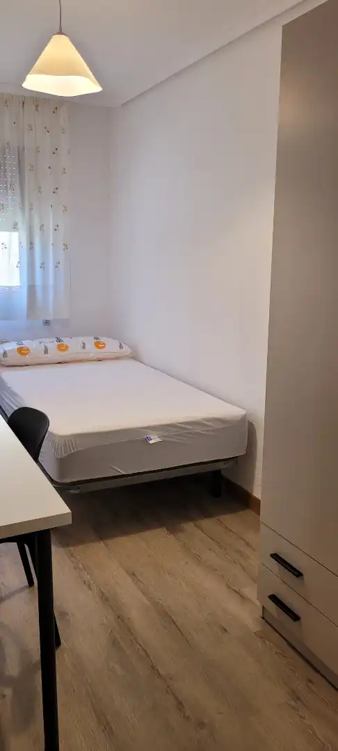 Bedroom of Flat for rent in Cuenca  with Heating, Parquet flooring and Furnished